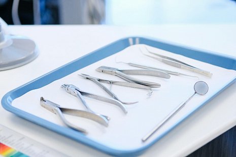 Операция по удалению кисты зуба